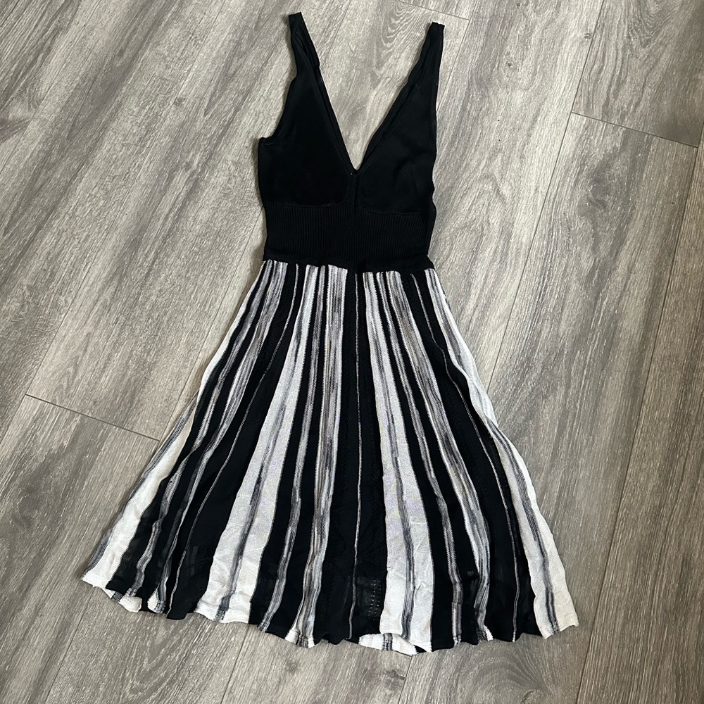 Guess Black and White Pleated V-Neck Cocktail Dress - Picture 14 of 15
